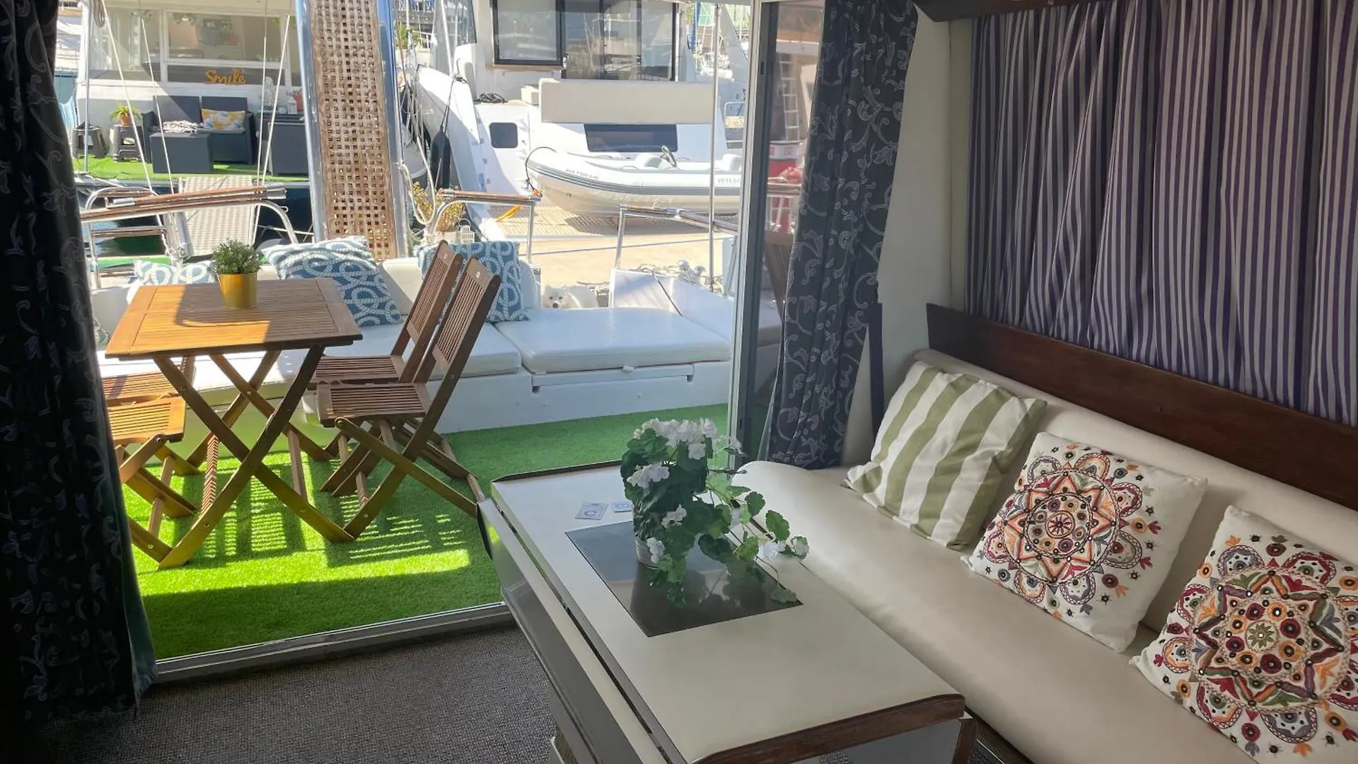 Spacious And Cozy Boat House In Barcelona Sant Adria de Besos Botel