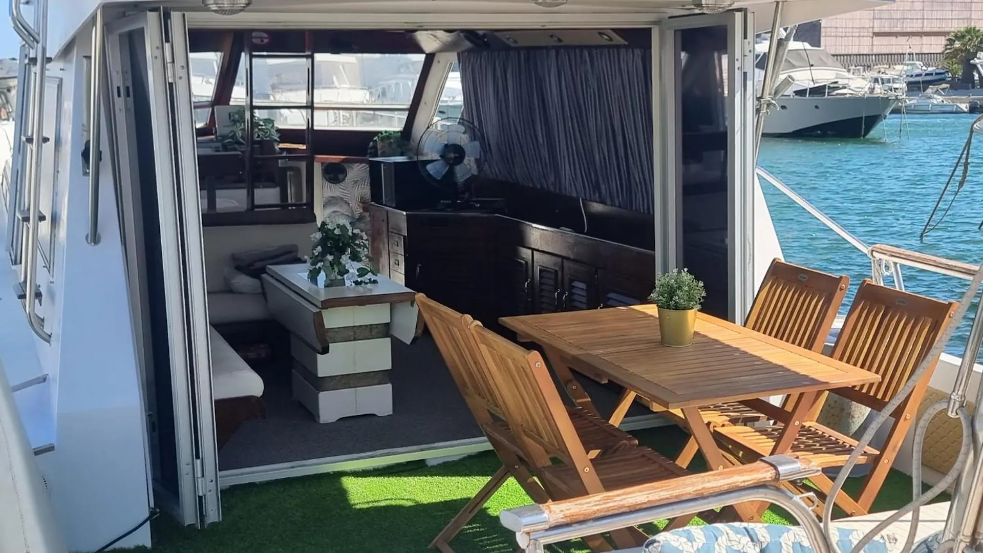 Spacious And Cozy Boat House In Barcelona Sant Adria de Besos Botel