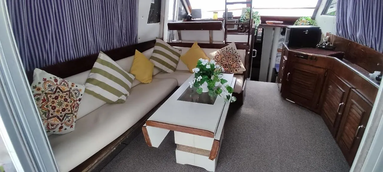 Ботель Spacious And Cozy Boat House In Barcelona Сан-Адриан-де-Бесос